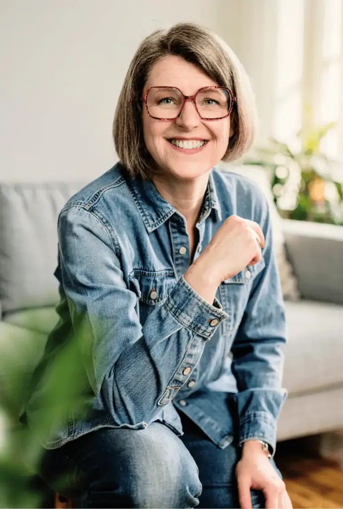 Alexandra Kieslich im Supervisionsmeeting lächelt in die Kamera